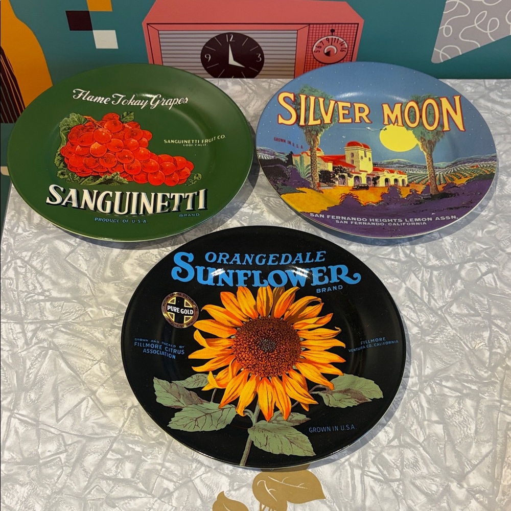 Set of 3 Vintage label Oneida decorative/dining Plates 8”